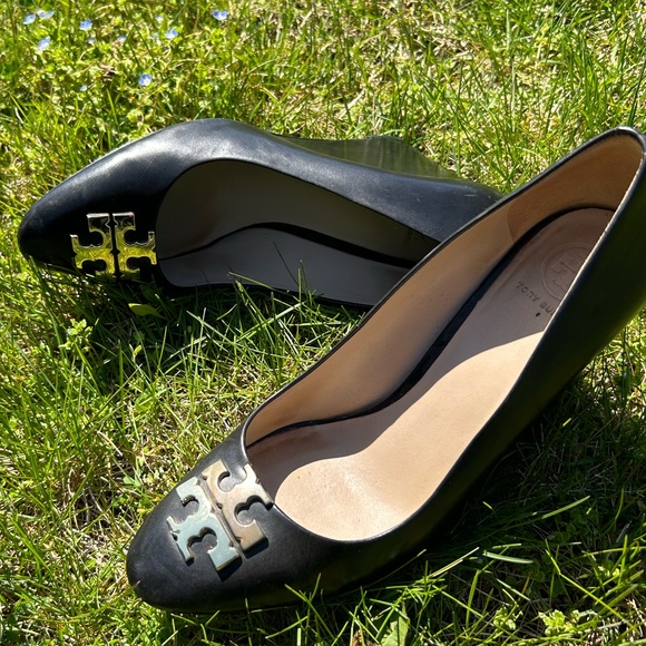Tory Burch Black Leather Raleigh Round Toe Wedge Pumps - Picture 3 of 4